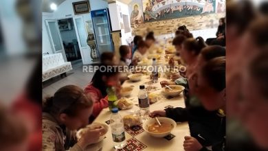 Photo of O școală din județul Buzău și-a înființat propriul after-school pentru copiii defavorizați: Micuții primesc o masă caldă, iar profesorii fac voluntariat